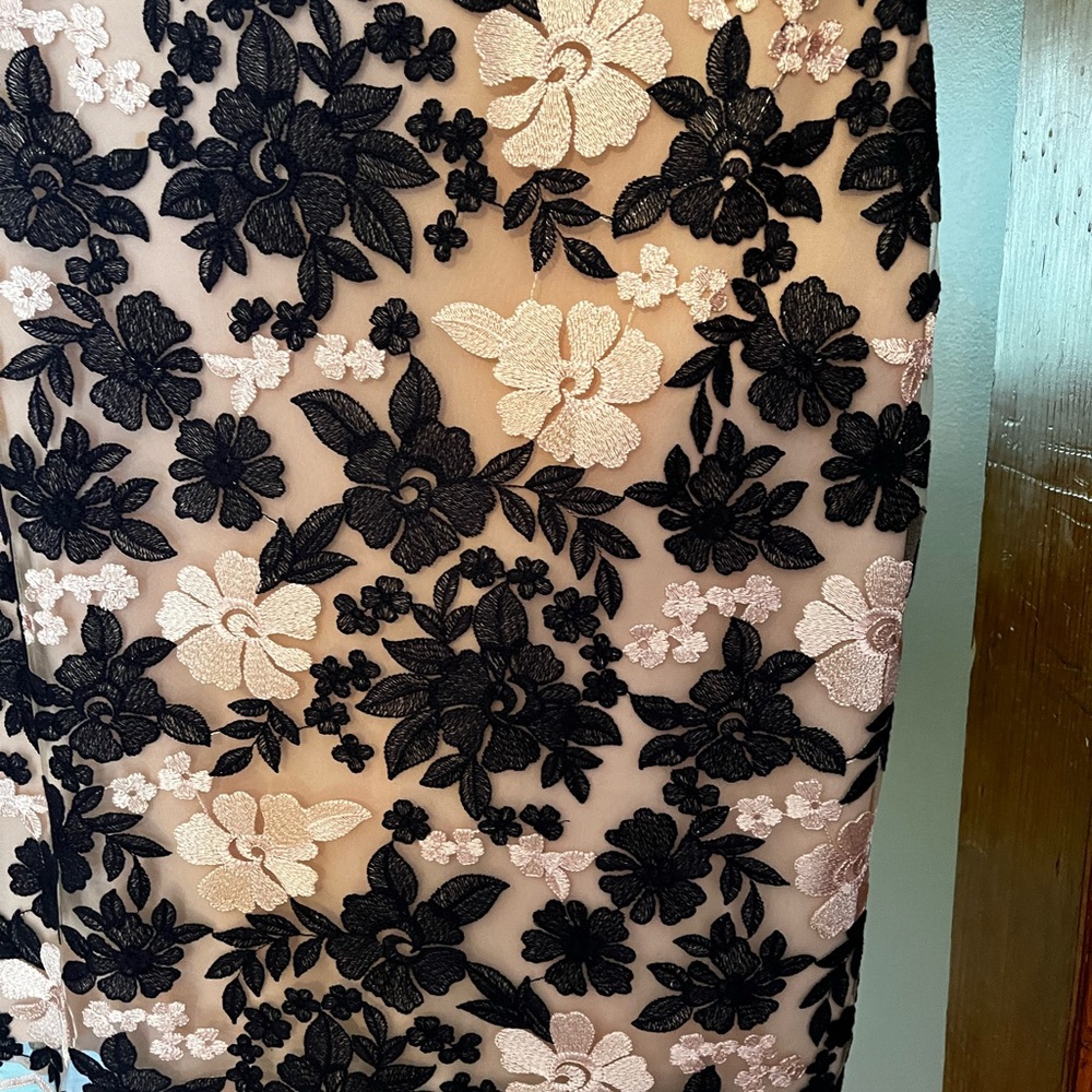 Dresses - Picture 4 of 8